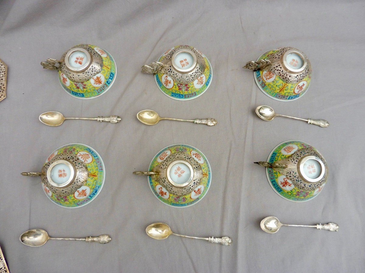 Coffret Écrin Suite de Six Tasses à Thé, Sous-tasses Et Cuillères  En Argent et  Porcelaine.Vietnam  Viêt Nam maison Maison  DUC -LOI Saïgon Indochine circa  1950 époque coloniale  Box Suite Bộ Sáu Chén Trà, Đĩa Và Thìa Bằng Bạc Và Sứ Việt Nam Nhà Việt Nam-photo-2