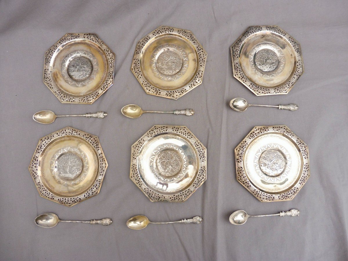 Coffret Écrin Suite de Six Tasses à Thé, Sous-tasses Et Cuillères  En Argent et  Porcelaine.Vietnam  Viêt Nam maison Maison  DUC -LOI Saïgon Indochine circa  1950 époque coloniale  Box Suite Bộ Sáu Chén Trà, Đĩa Và Thìa Bằng Bạc Và Sứ Việt Nam Nhà Việt Nam-photo-3