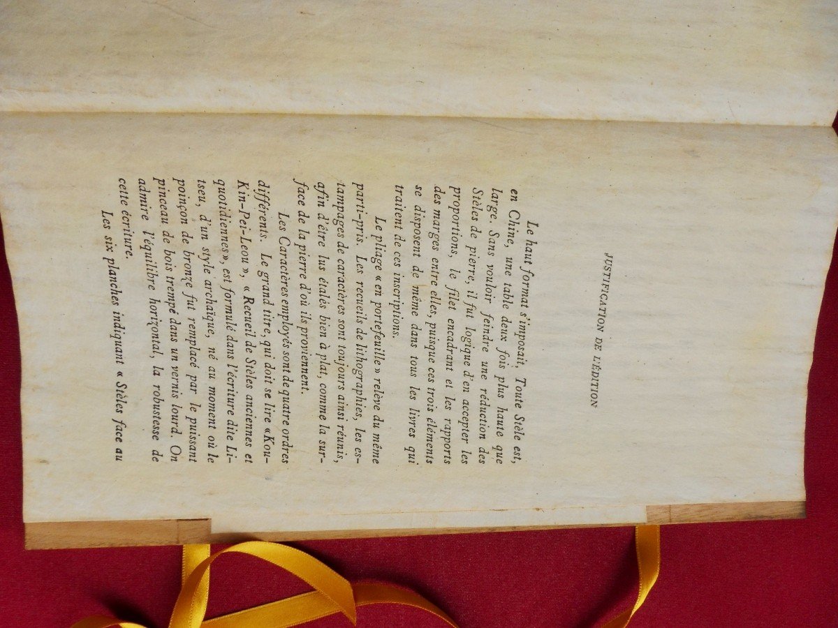 Victor Segalen : " Stèles " . Pékin, Presses Du Pei-t'ang, Pour Paris, Crès, 1914 In-4 Plats Ais De Bois édition Numérotée Et Limitée à 640 Exemplaires 1 Des 570 Ex Sur Vergé Feutré N°140/570 维克多·塞格伦：“石碑”。北京，杜培堂出版社，年 编号和限量版 640 份 570 份中的 1 份，无光泽平纹纸-photo-3