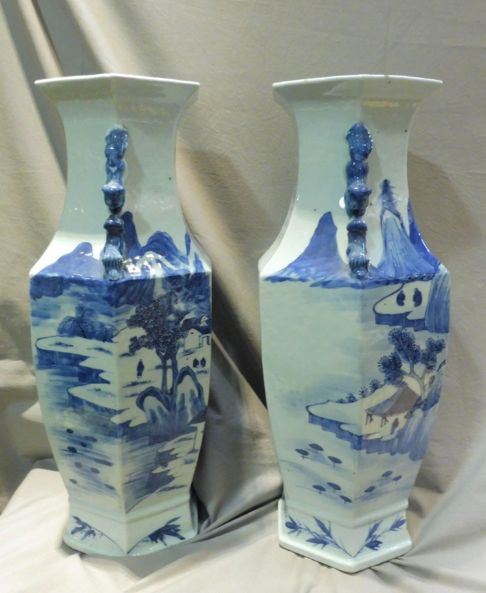 Chine du Sud ou Vietnam Hu&eacute; XIX&egrave;me Paire de Grands Vases Hexagonaux 45 cm en Porcelaine Bleu Blanc 19&egrave;me section hexagonale d&eacute;cor lacustre et montagnes po&egrave;me calligraphi&eacute;  中国南方或越南色调第十九对蓝白瓷大六角花瓶 19 世纪六角形截面湖泊装饰和山书法诗-photo-2