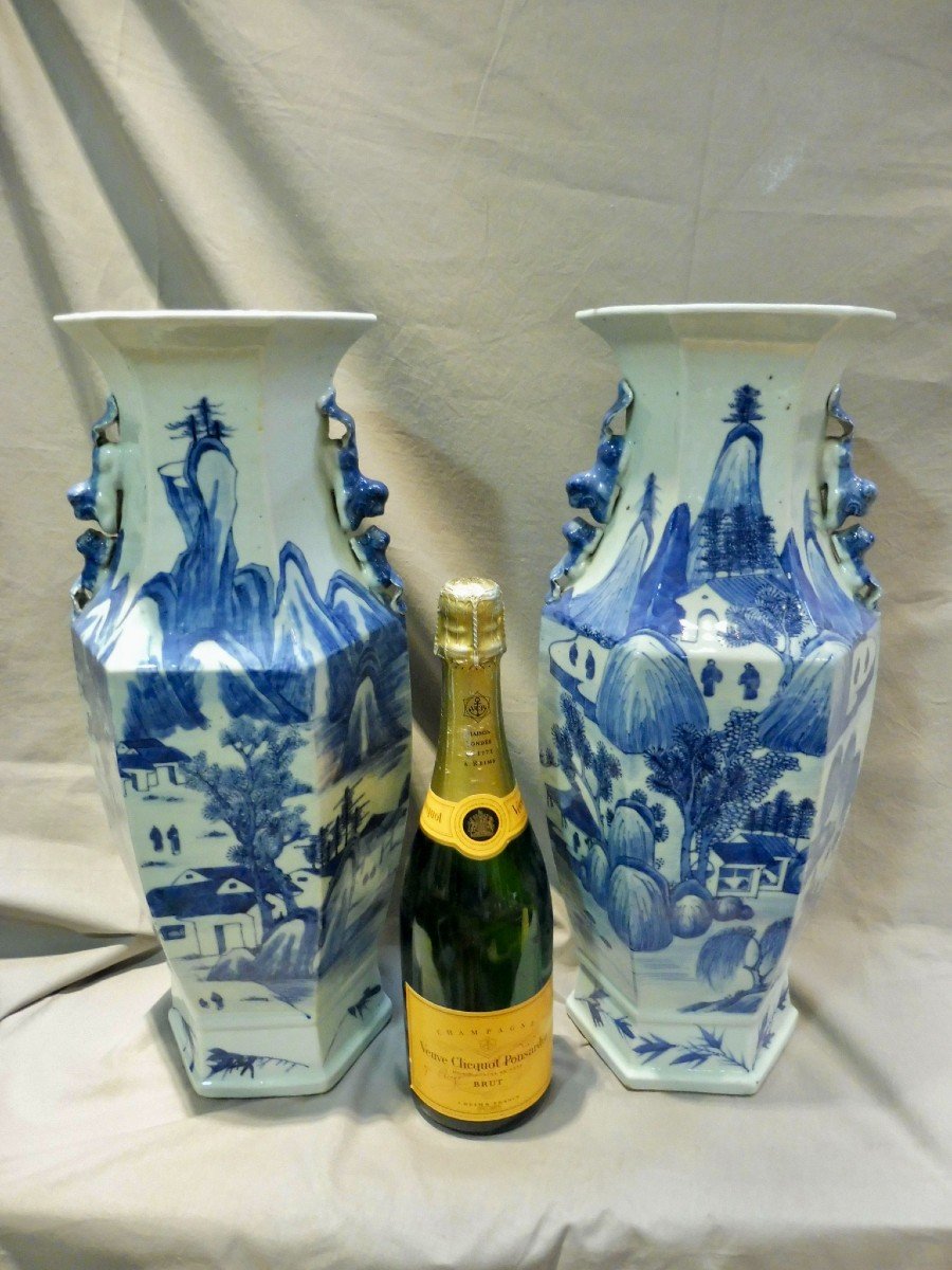 Chine du Sud ou Vietnam Hu&eacute; XIX&egrave;me Paire de Grands Vases Hexagonaux 45 cm en Porcelaine Bleu Blanc 19&egrave;me section hexagonale d&eacute;cor lacustre et montagnes po&egrave;me calligraphi&eacute;  中国南方或越南色调第十九对蓝白瓷大六角花瓶 19 世纪六角形截面湖泊装饰和山书法诗-photo-4