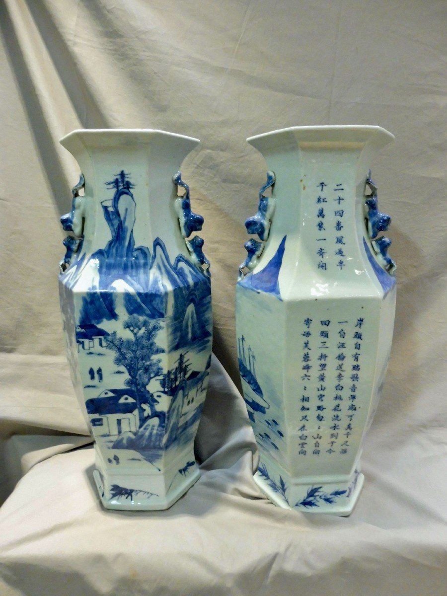 Chine du Sud ou Vietnam Hu&eacute; XIX&egrave;me Paire de Grands Vases Hexagonaux 45 cm en Porcelaine Bleu Blanc 19&egrave;me section hexagonale d&eacute;cor lacustre et montagnes po&egrave;me calligraphi&eacute;  中国南方或越南色调第十九对蓝白瓷大六角花瓶 19 世纪六角形截面湖泊装饰和山书法诗-photo-4