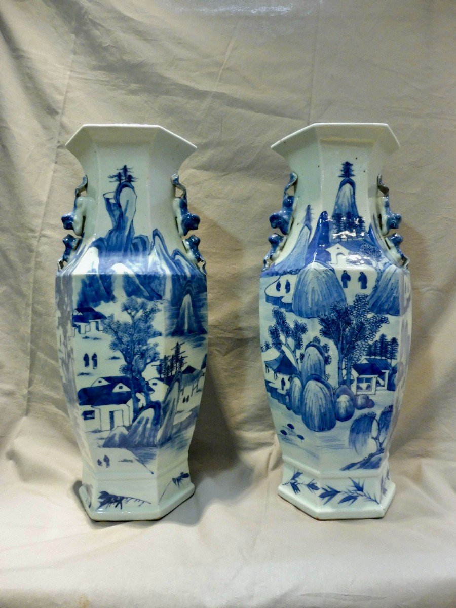 Chine du Sud ou Vietnam Hu&eacute; XIX&egrave;me Paire de Grands Vases Hexagonaux 45 cm en Porcelaine Bleu Blanc 19&egrave;me section hexagonale d&eacute;cor lacustre et montagnes po&egrave;me calligraphi&eacute;  中国南方或越南色调第十九对蓝白瓷大六角花瓶 19 世纪六角形截面湖泊装饰和山书法诗-photo-8