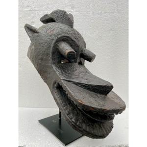 Rare masque cimier ou heaume "Suaga Bor" Mambila (Nigéria). Zoomorphe "chien-pie". 47 cm socle soclé  sur mesure 