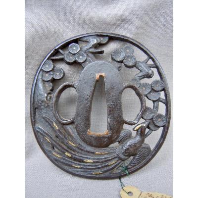 Japon - Epoque Edo (1603 - 1868) Tsuba En Fer Ajouré XVIIIème siècle Ornée d'Un Phénix En Vol atelier Musashi Yedo Edo  日本-江戸時代（1603-1868）透かし彫りの鉄の18世紀の飛行中のフェニックスで飾られた18世紀武蔵江戸江戸ワークショップ