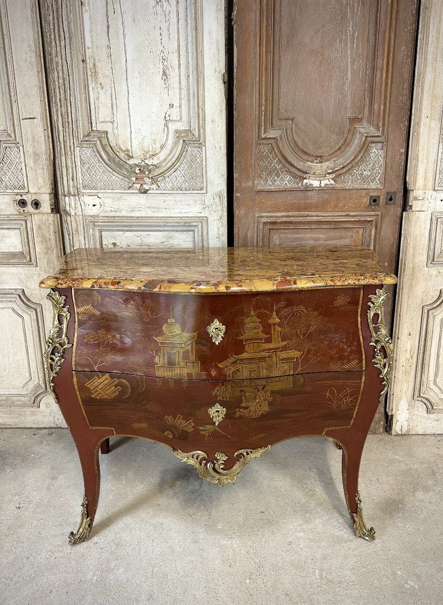 Commode de style Louis XV en laque rouge époque 1900