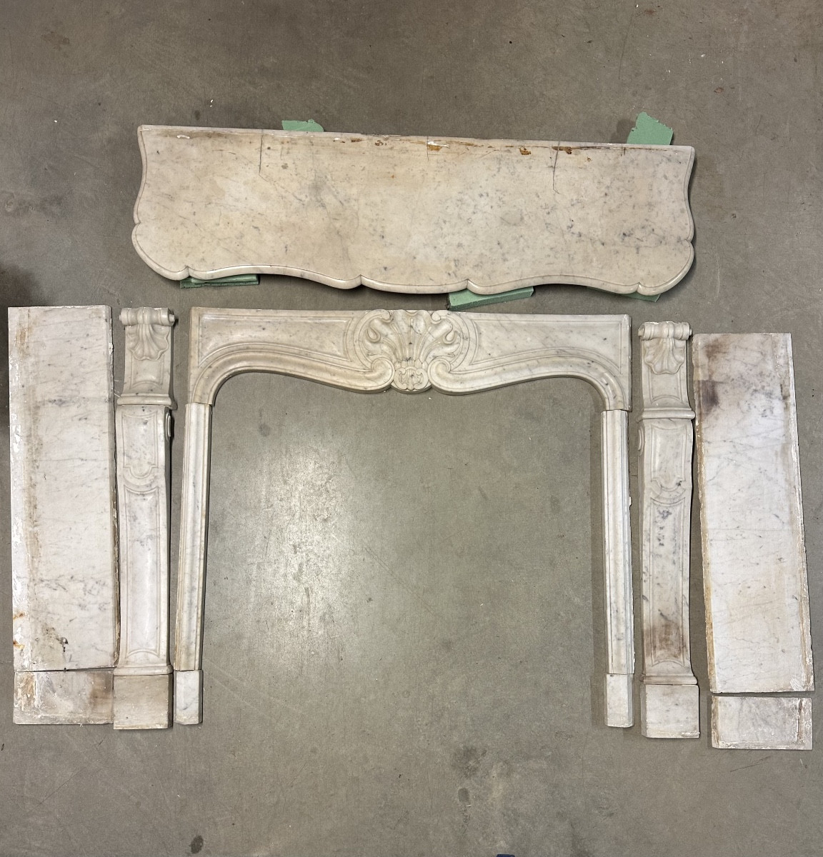 Cheminée en marbre blanc style Louis XV époque fin du 19e siècle