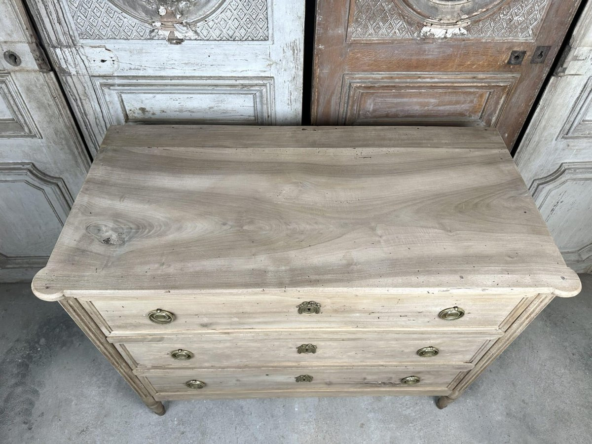 Commode Louis XVI en noyer blanchi circa 1800-photo-1