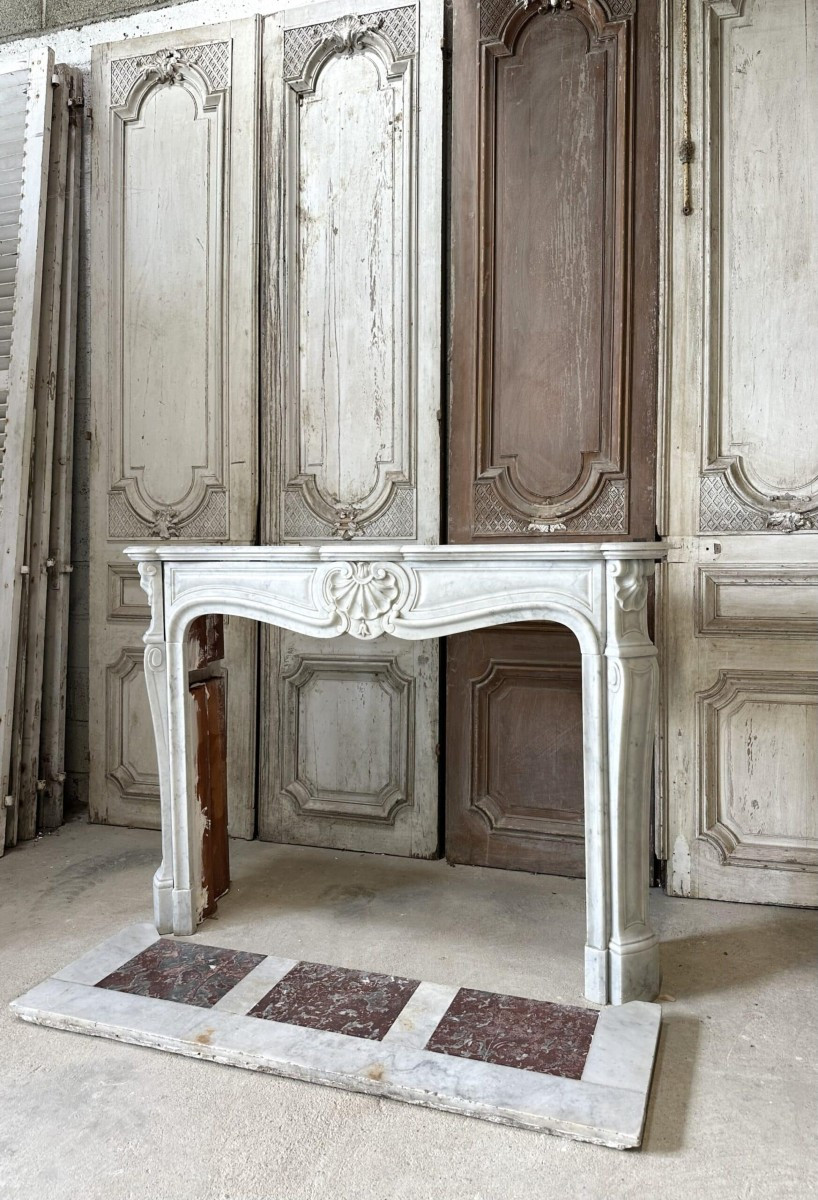 Large cheminée en marbre blanc style Louis XV 19e siècle