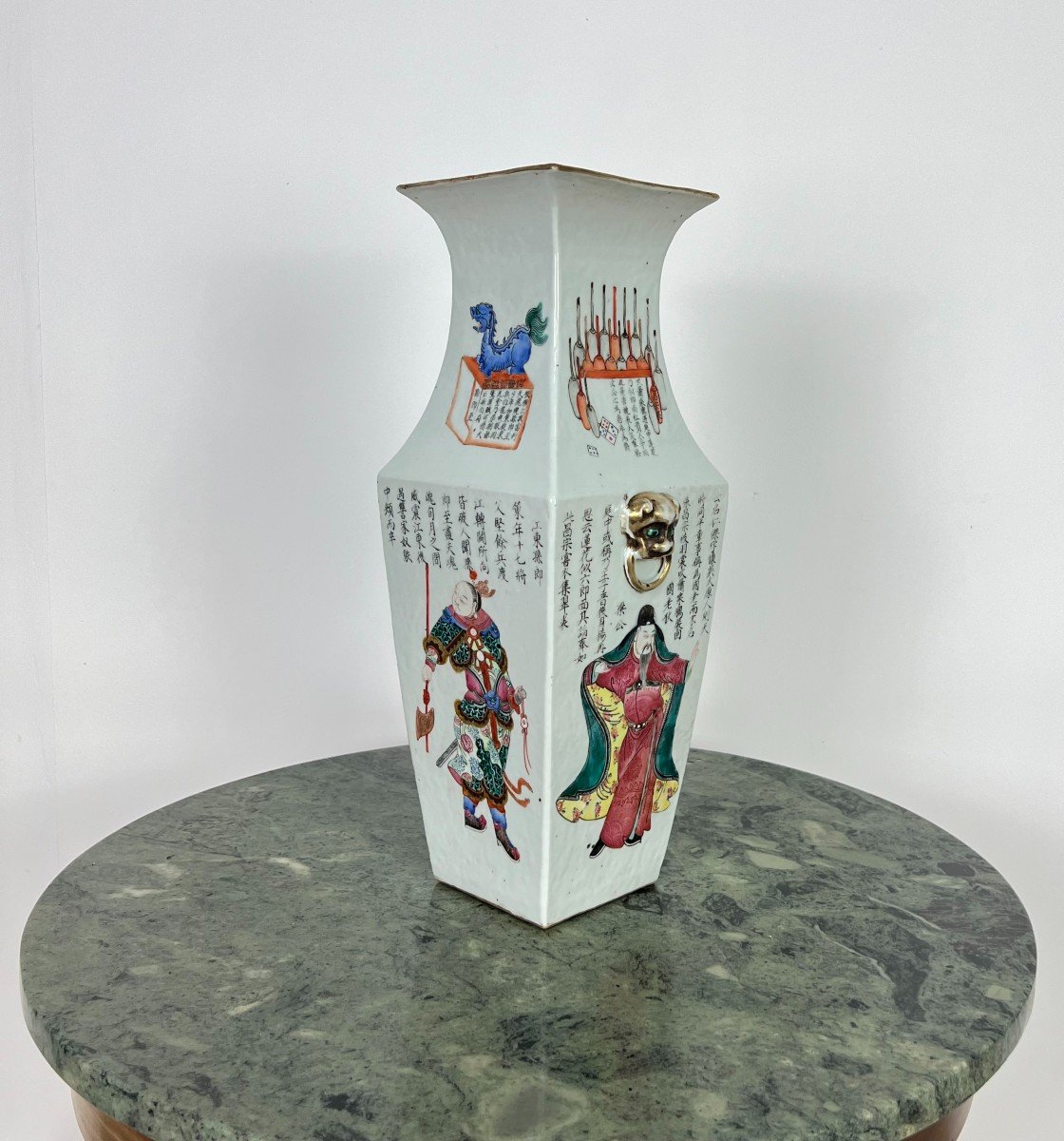 Grand Vase Quadrangulaire De Chine - Porcelaine Et émaux XIXe Siècle