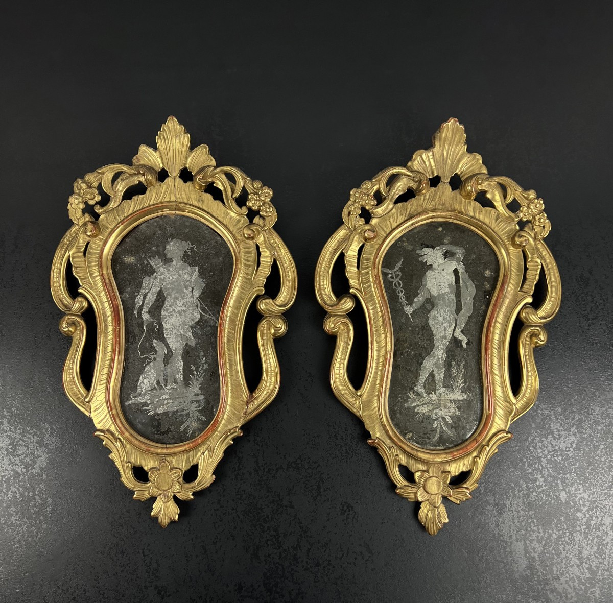 Paire de Miroirs Italiens du XVIIIe siècle gravés de figures mythologiques Diane et Mercure
