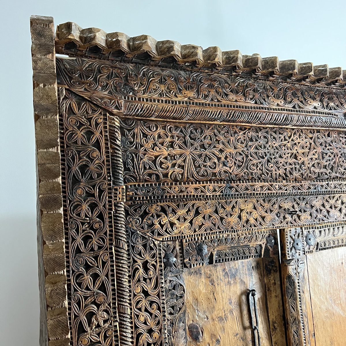 Ancienne Porte de Palais Indien en Bois Sculpté - Architecture, Travail Artisanal du XXe siècle-photo-2