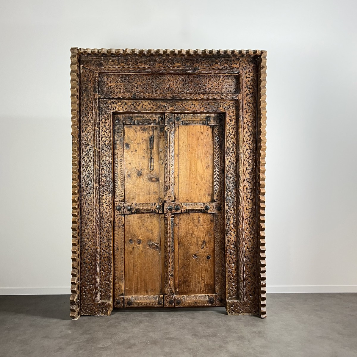 Ancienne Porte de Palais Indien en Bois Sculpté - Architecture, Travail Artisanal du XXe siècle