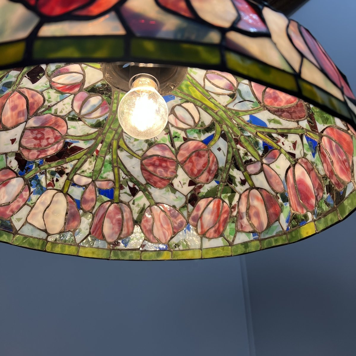 Importante Suspension type Tiffany - 45cm lustre plafonnier - Vitraux aux tulipes - Art Nouveau-photo-2