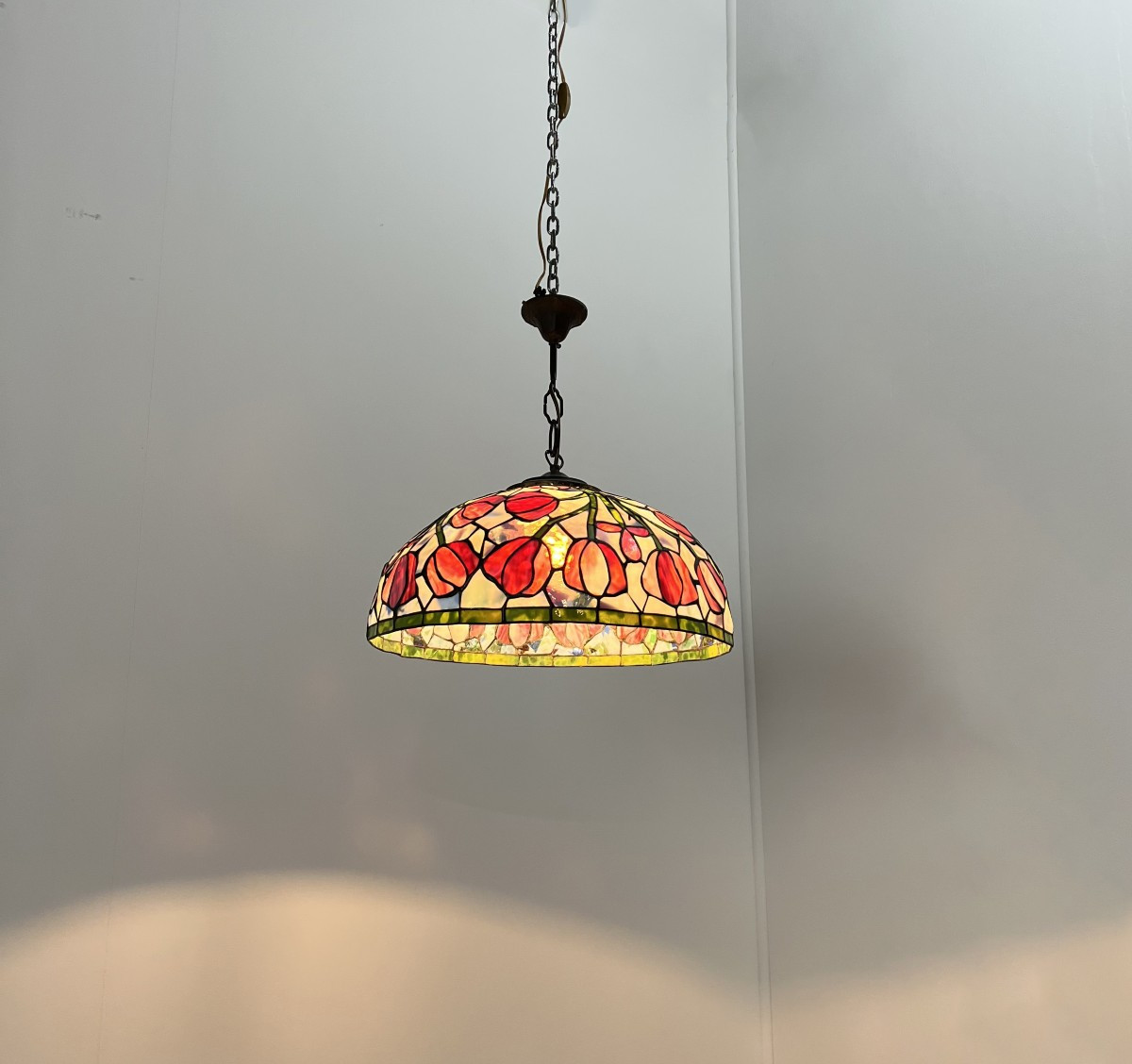 Importante Suspension type Tiffany - 45cm lustre plafonnier - Vitraux aux tulipes - Art Nouveau