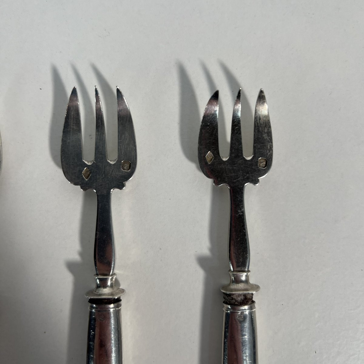 3 fourchettes à huîtres en argent, Emile Puiforcat, XIXe siècle - Armoiries par Gallé-photo-4