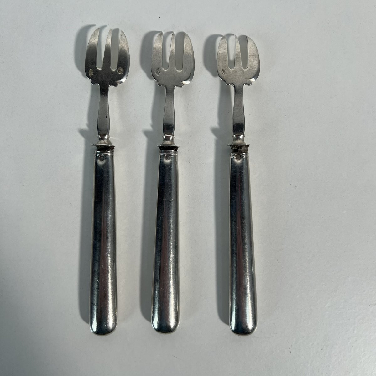 3 fourchettes à huîtres en argent, Emile Puiforcat, XIXe siècle - Armoiries par Gallé-photo-2