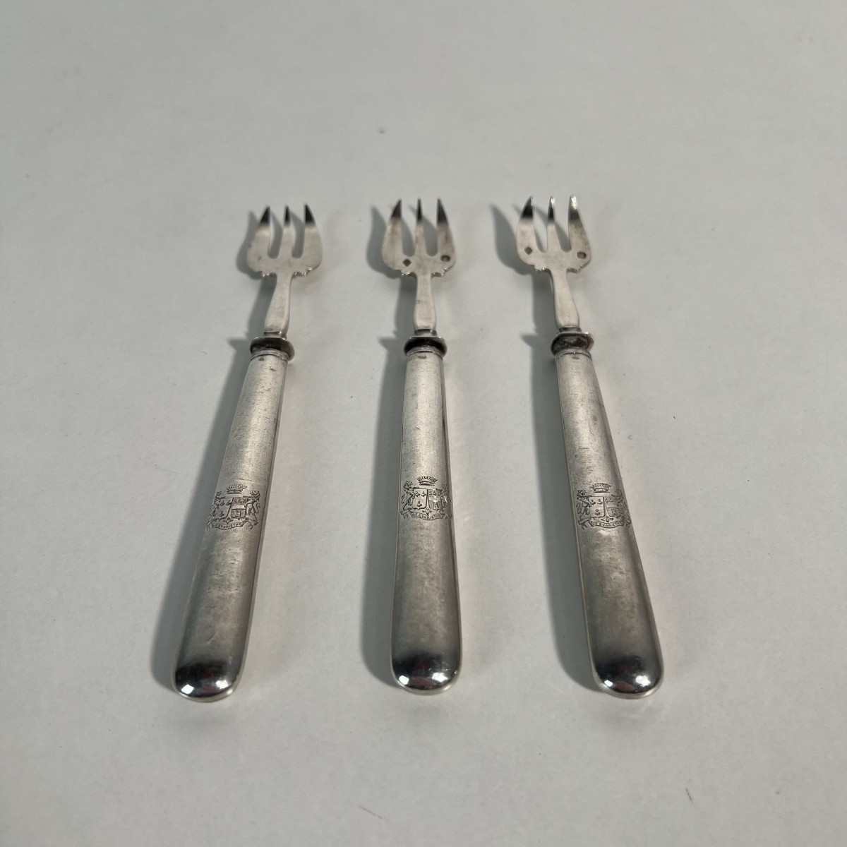 3 fourchettes à huîtres en argent, Emile Puiforcat, XIXe siècle - Armoiries par Gallé
