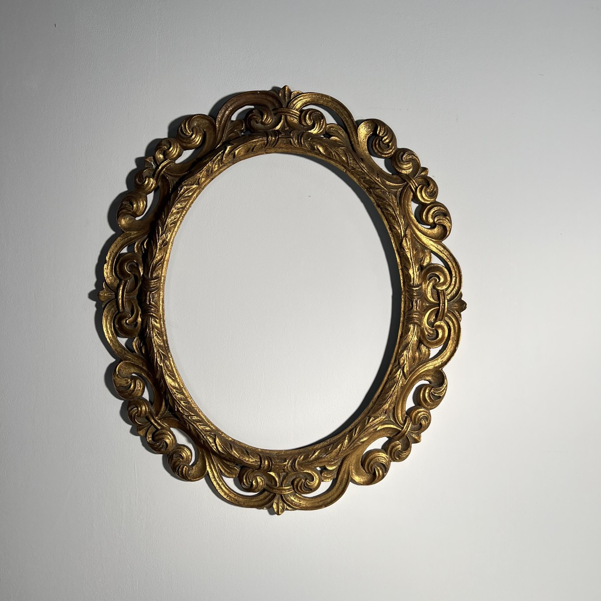 Oval Frame In Wood And Gilt Stucco With Acanthus, France 19th Century, Louis XV Style, 72x62 Cm
