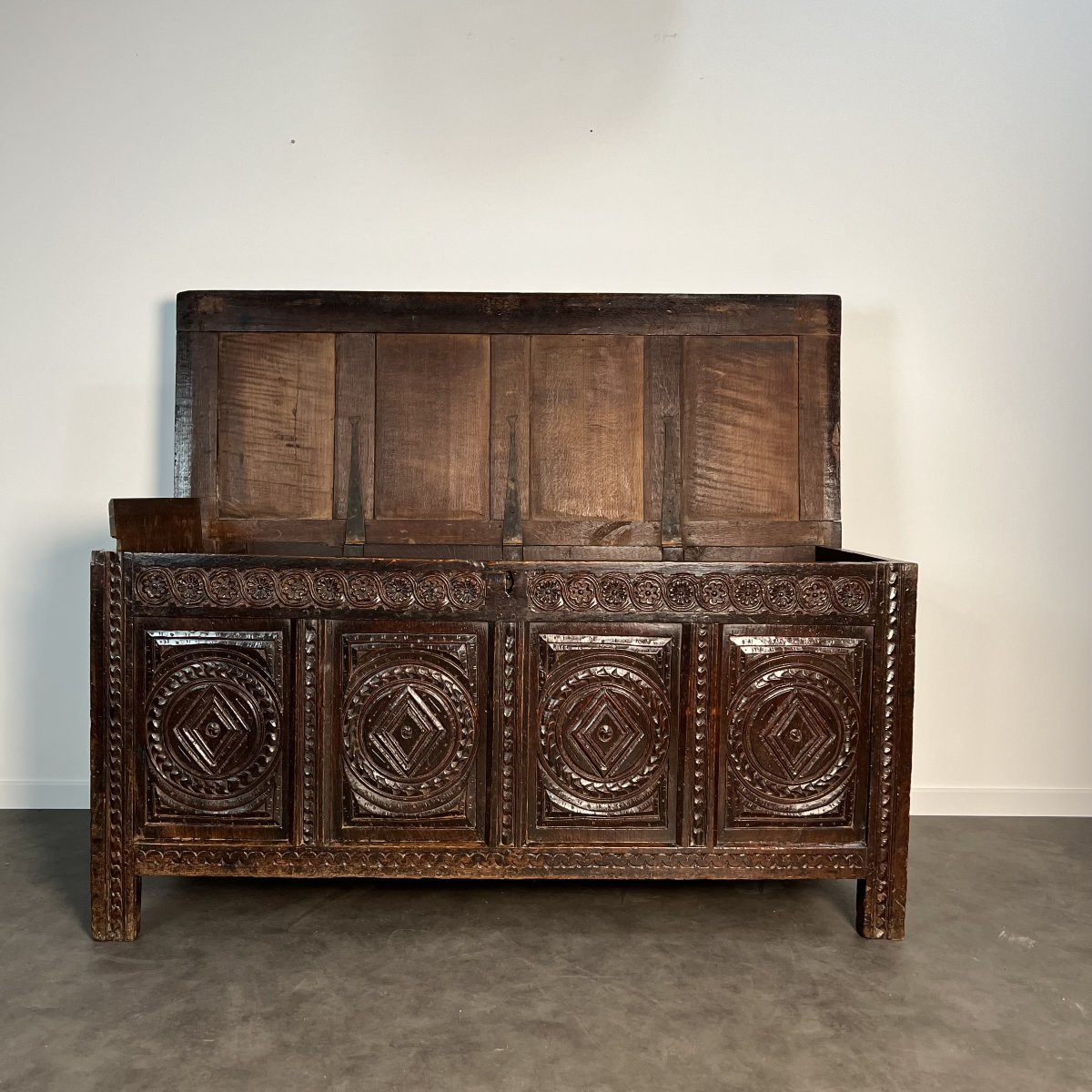 Large 17th-century English Chest In Solid Carved Oak With Rosettes, Jacobean Style-photo-2