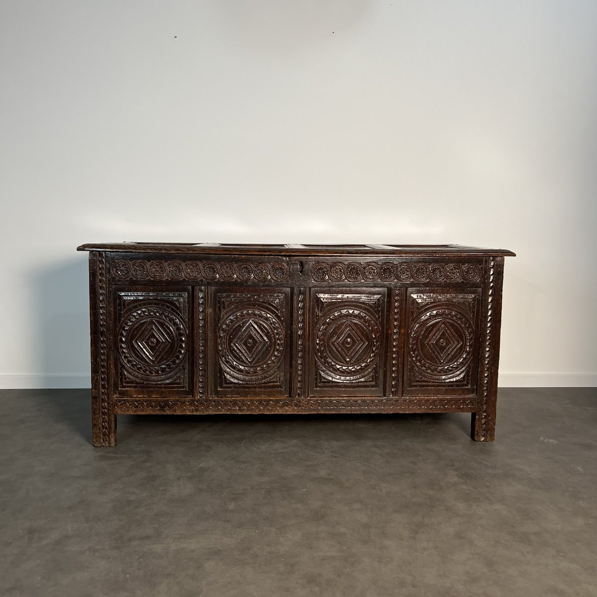 Large 17th-century English Chest In Solid Carved Oak With Rosettes, Jacobean Style-photo-3