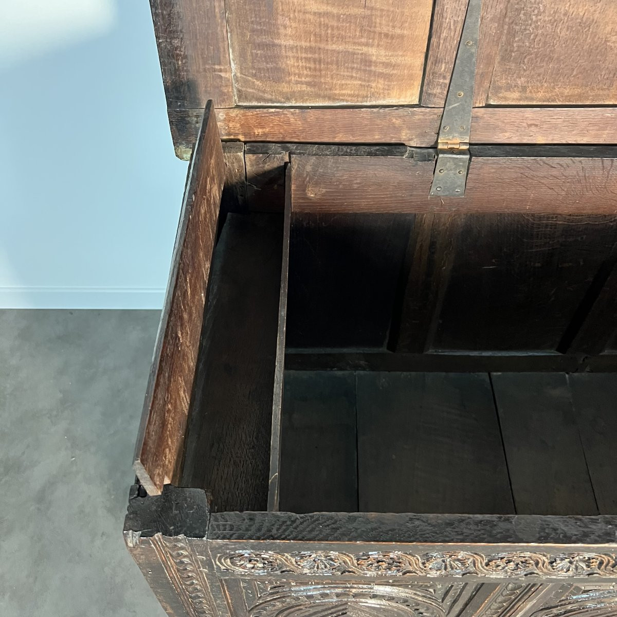 Large 17th-century English Chest In Solid Carved Oak With Rosettes, Jacobean Style-photo-4