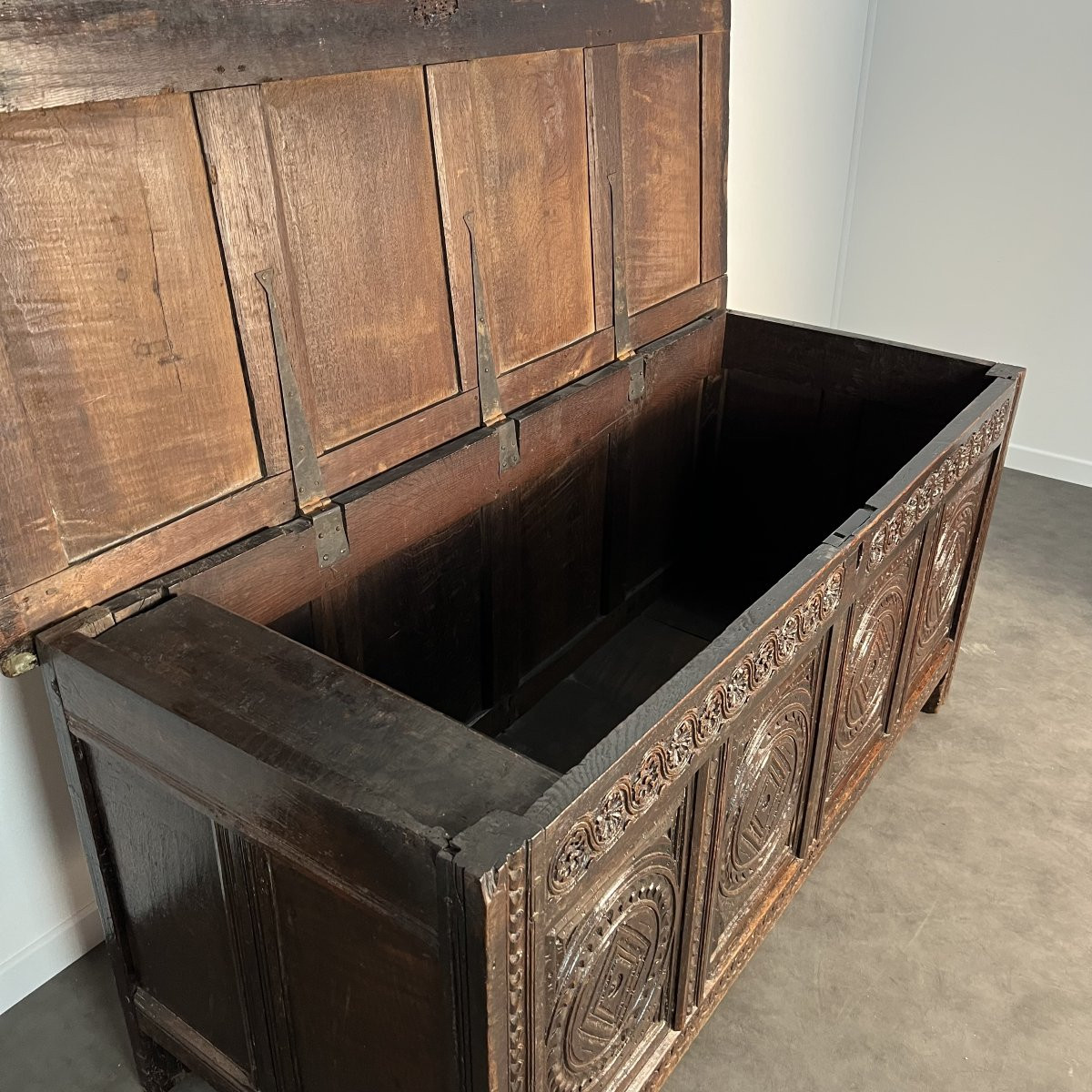 Large 17th-century English Chest In Solid Carved Oak With Rosettes, Jacobean Style-photo-1