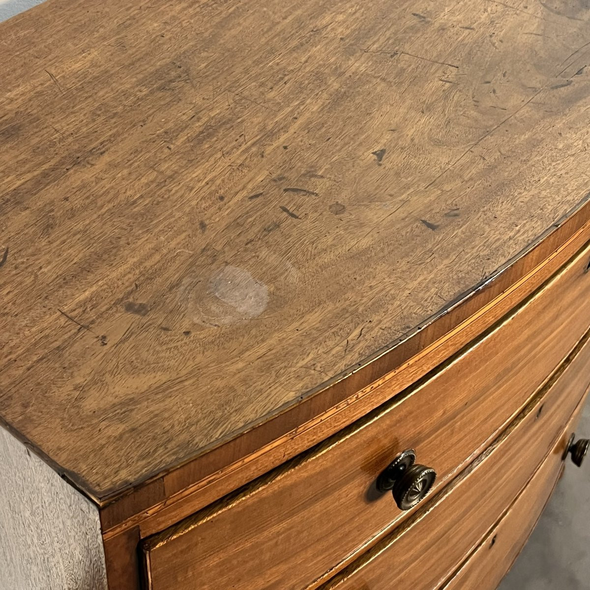 Commode anglaise d'époque George III Régence à façade bombée en placage d'acajou 19ème siècle -photo-4