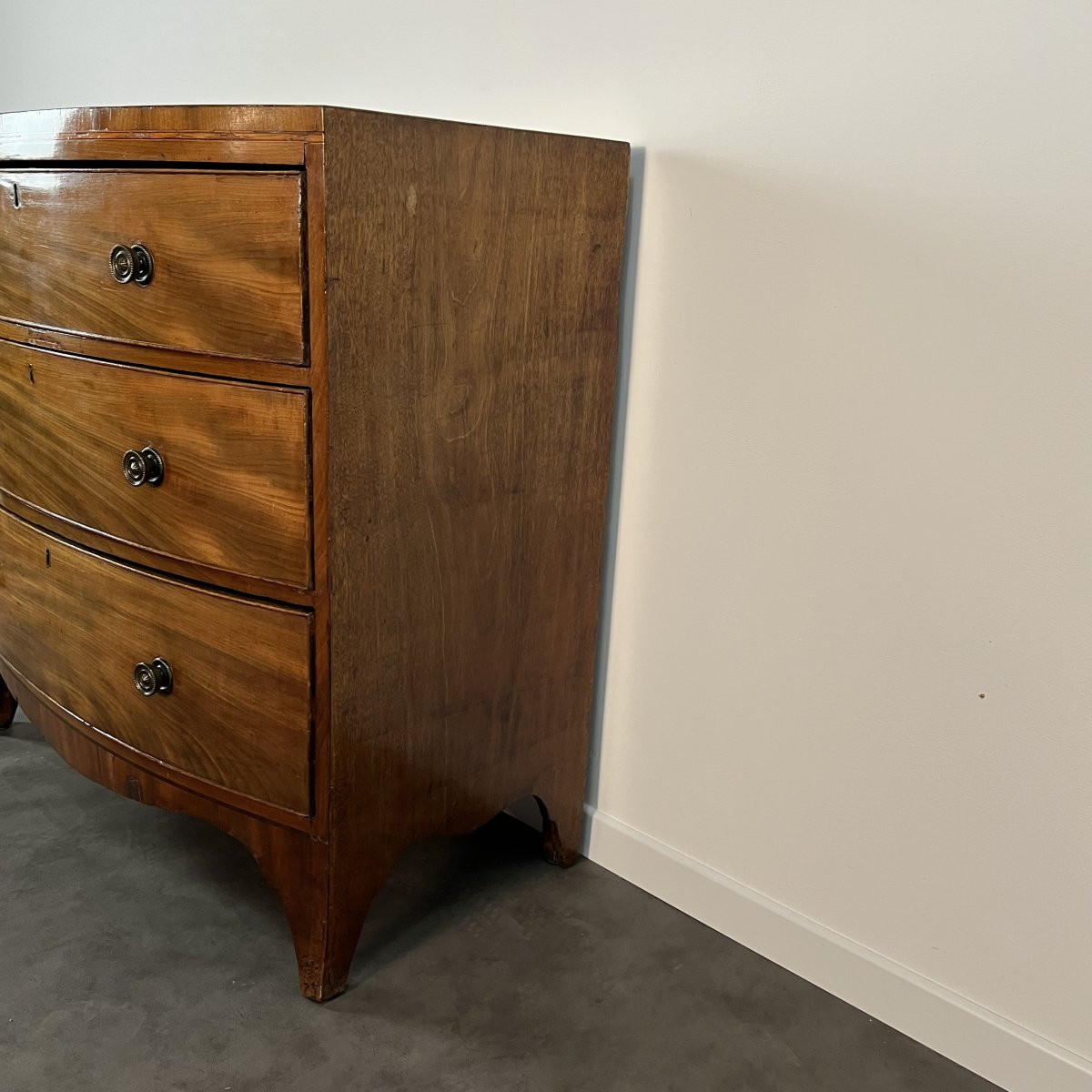 Commode anglaise d'époque George III Régence à façade bombée en placage d'acajou 19ème siècle -photo-1