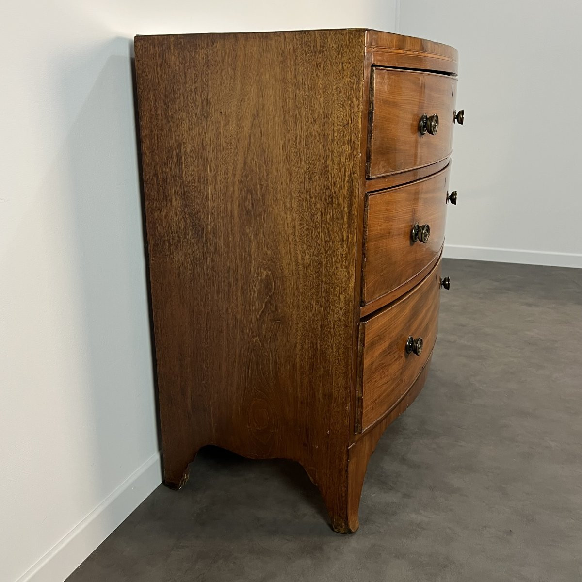 Commode anglaise d'époque George III Régence à façade bombée en placage d'acajou 19ème siècle -photo-2