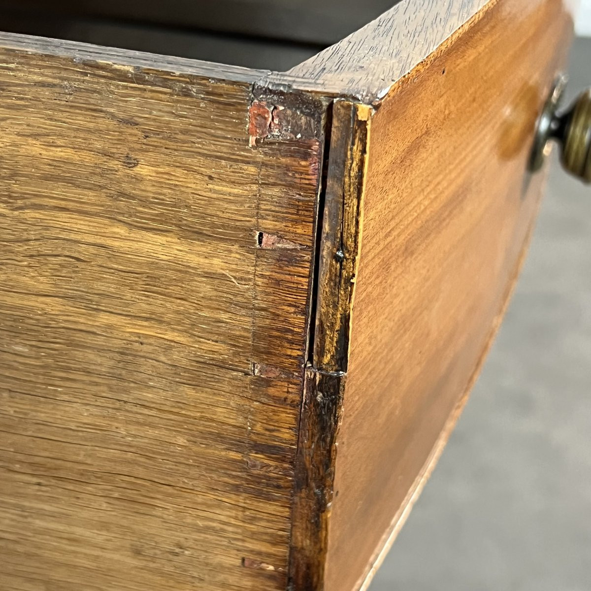 Commode anglaise d'époque George III Régence à façade bombée en placage d'acajou 19ème siècle -photo-3