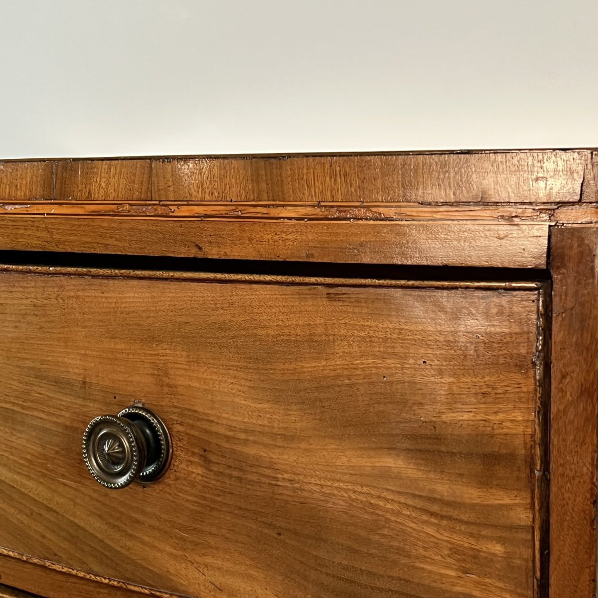 Commode anglaise d'époque George III Régence à façade bombée en placage d'acajou 19ème siècle -photo-7