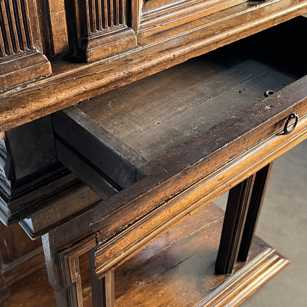 Crédence, Cabinet en noyer sculpté du XVIIe siècle Henri IV Renaissance tardive-photo-6