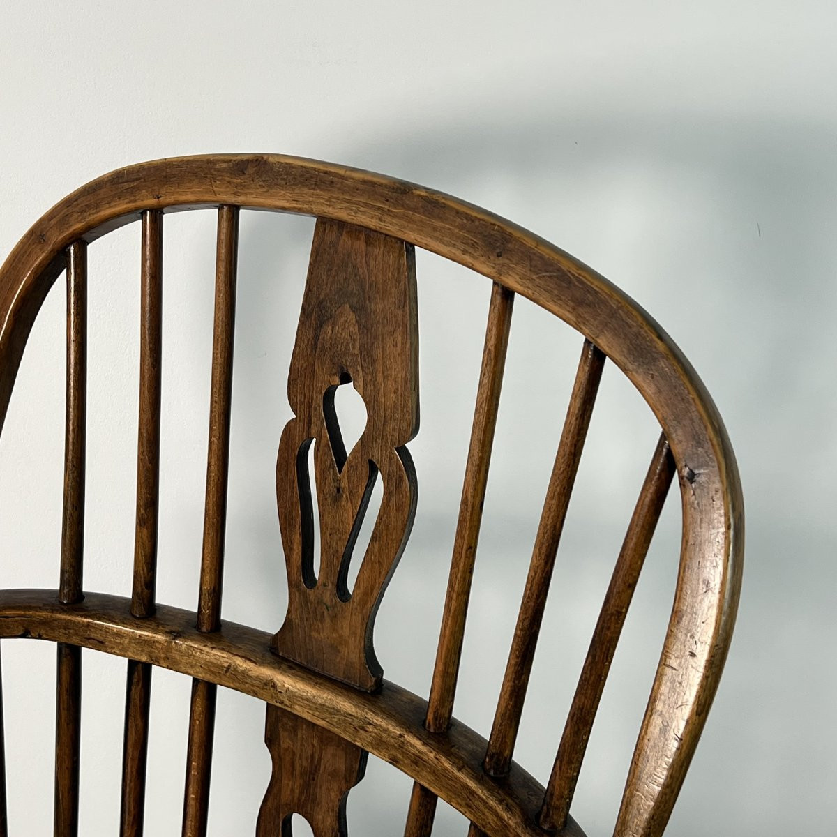 Chaise, fauteuil Windsor Low Back en Orme massif à dossier cintré, Angleterre, XIXe siècle-photo-1