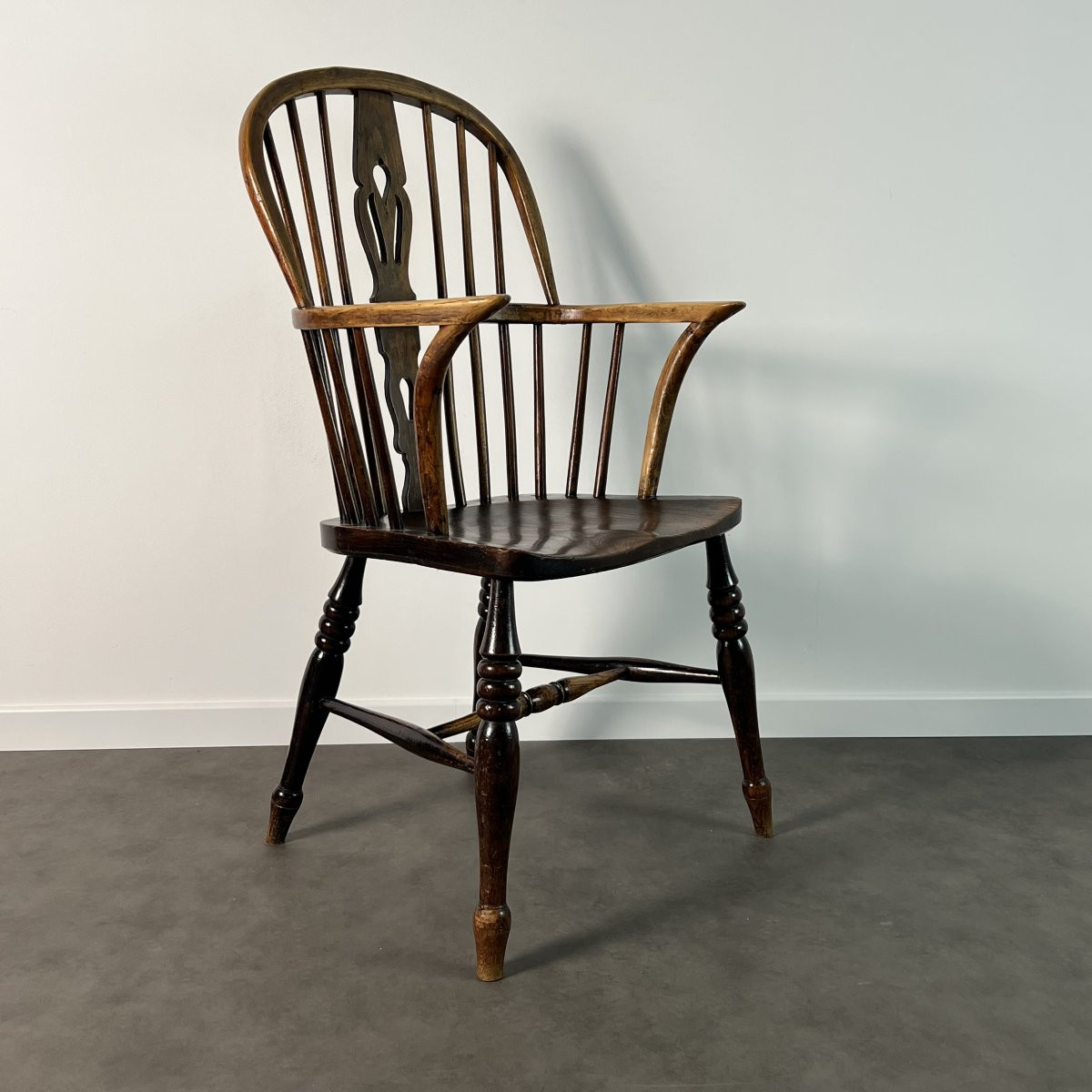 Chaise, fauteuil Windsor Low Back en Orme massif à dossier cintré, Angleterre, XIXe siècle-photo-2