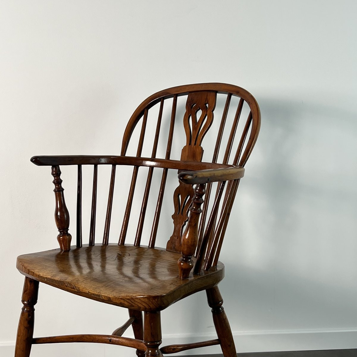19th Century English Windsor Low Back Armchair In Solid Elm With Steam-bent Ash Back-photo-2