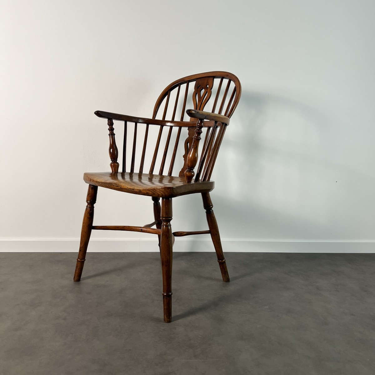 19th Century English Windsor Low Back Armchair In Solid Elm With Steam-bent Ash Back