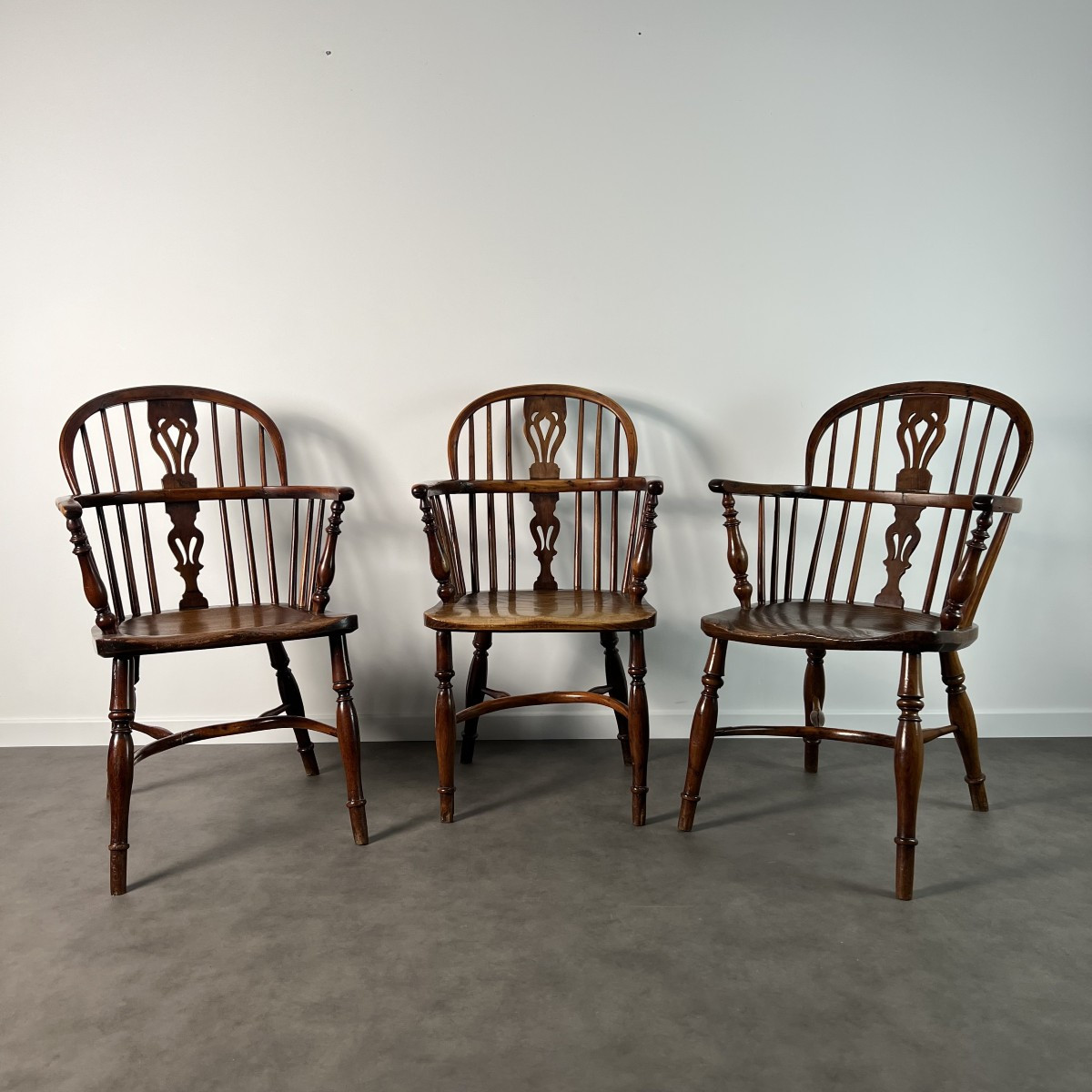 Ensemble de 3 chaises, fauteuils Windsor Low Back en orme, Angleterre, XIXe siècle