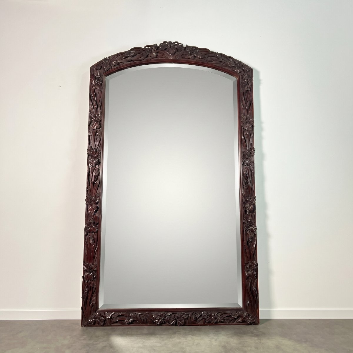 Grand miroir (2 mètres) Art Nouveau en Acajou sculpté en haut-relief à décor d'iris, vers 1900-photo-2