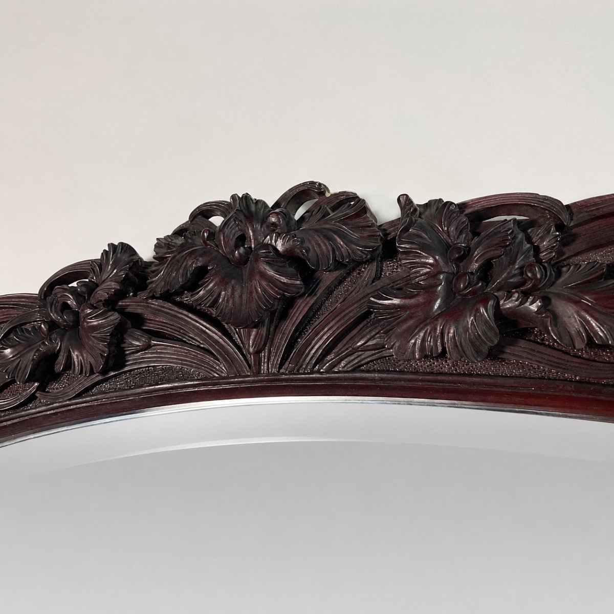 Grand miroir (2 mètres) Art Nouveau en Acajou sculpté en haut-relief à décor d'iris, vers 1900-photo-4