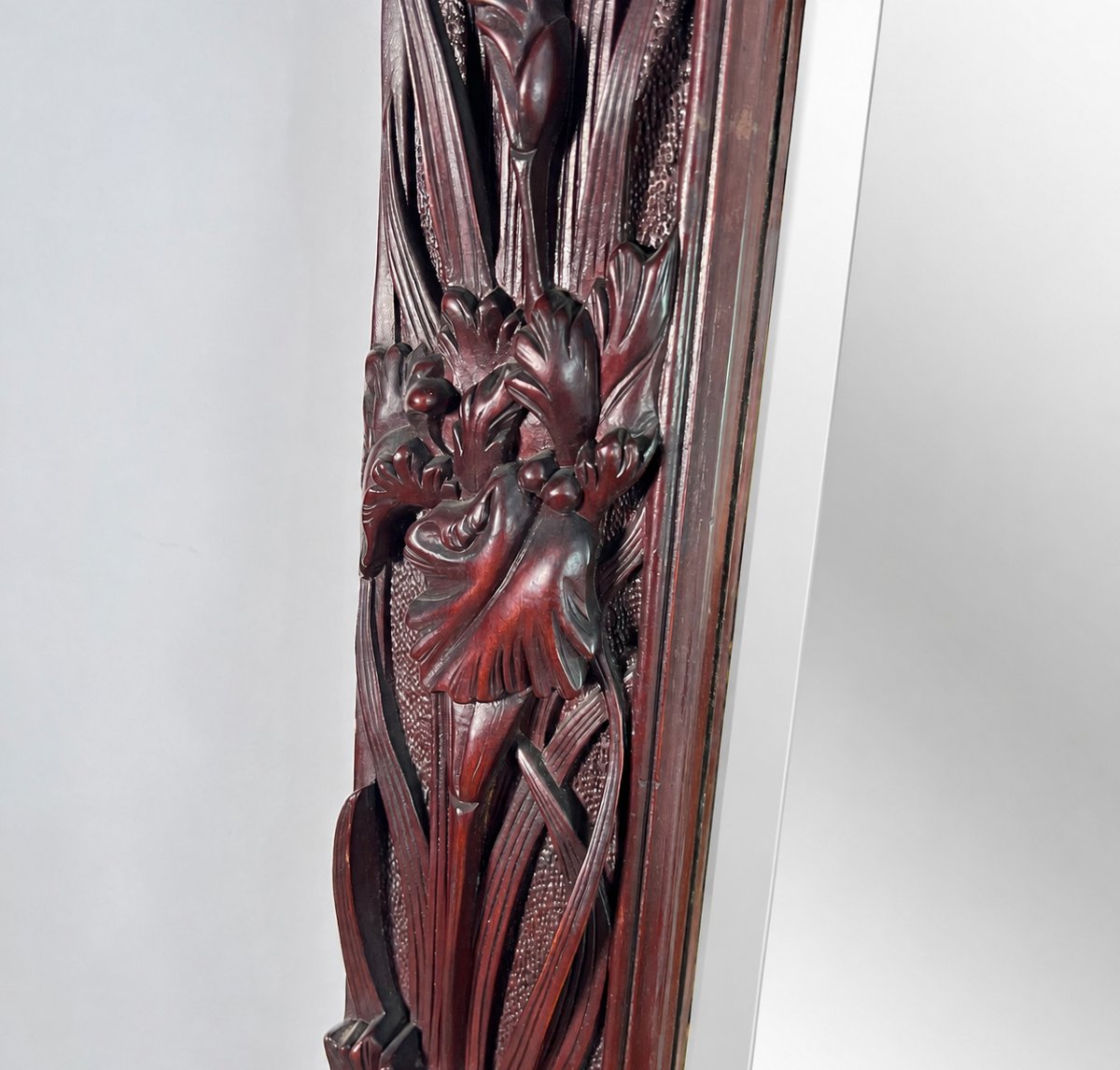 Grand miroir (2 mètres) Art Nouveau en Acajou sculpté en haut-relief à décor d'iris, vers 1900-photo-2