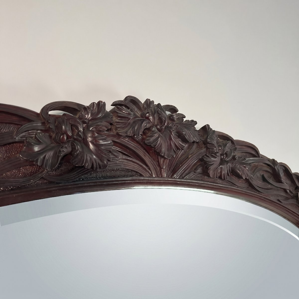 Grand miroir (2 mètres) Art Nouveau en Acajou sculpté en haut-relief à décor d'iris, vers 1900-photo-3
