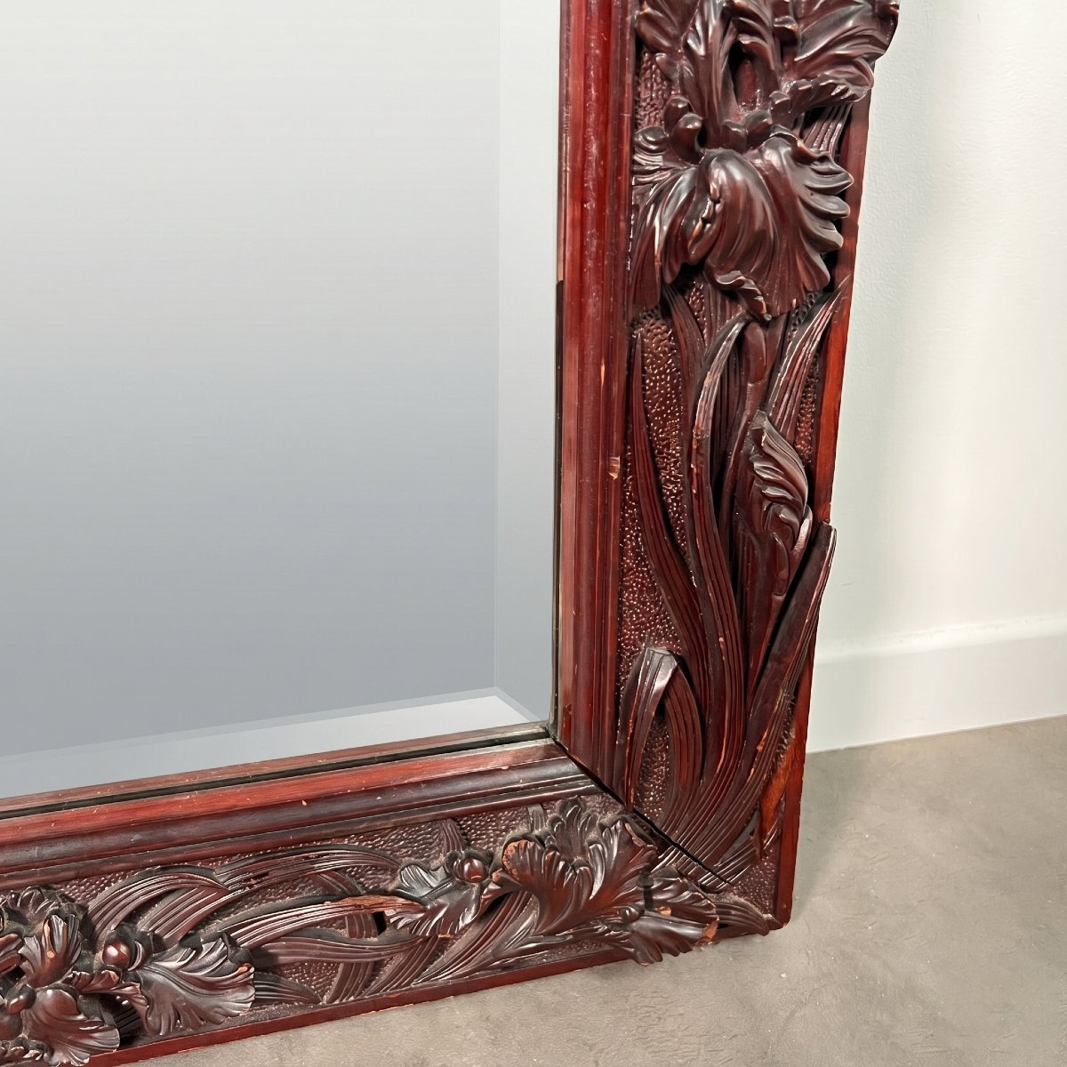Grand miroir (2 mètres) Art Nouveau en Acajou sculpté en haut-relief à décor d'iris, vers 1900-photo-4