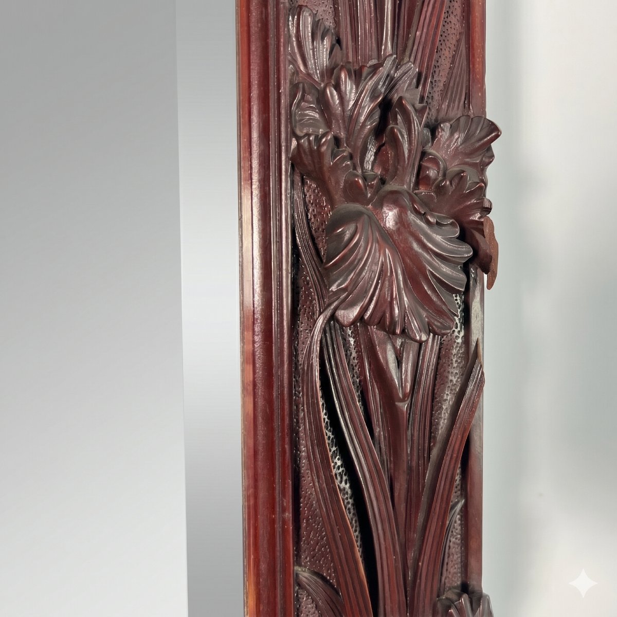 Grand miroir (2 mètres) Art Nouveau en Acajou sculpté en haut-relief à décor d'iris, vers 1900-photo-5
