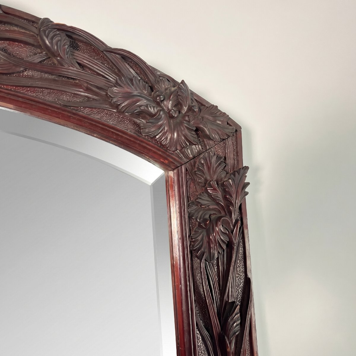 Grand miroir (2 mètres) Art Nouveau en Acajou sculpté en haut-relief à décor d'iris, vers 1900-photo-7