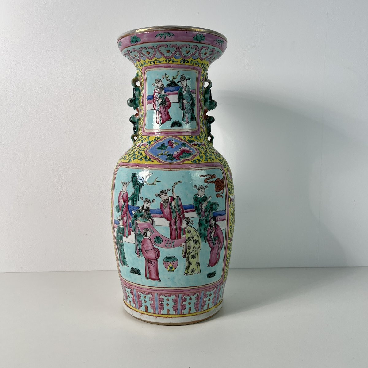 Grand vase en porcelaine de Chine de la famille rose à fond jaune impérial, Qing 19ème siècle-photo-2