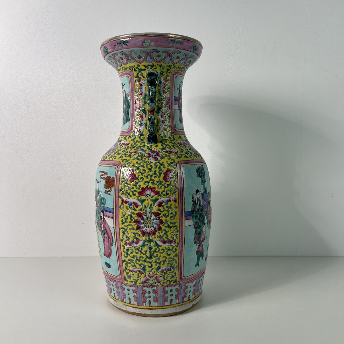 Grand vase en porcelaine de Chine de la famille rose à fond jaune impérial, Qing 19ème siècle-photo-3