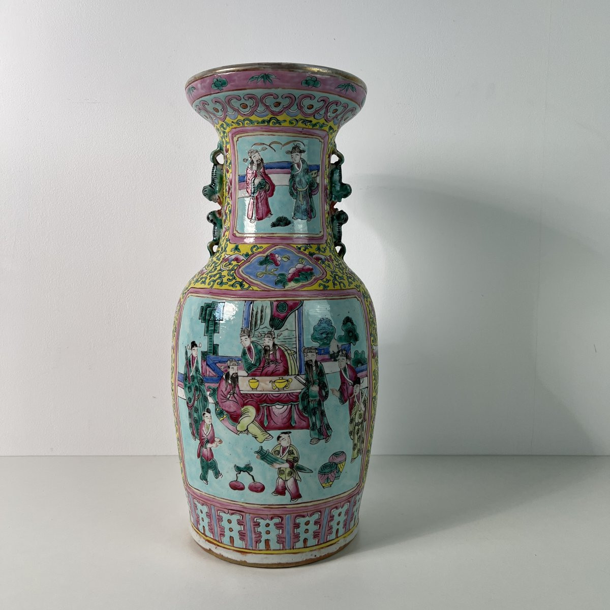 Grand vase en porcelaine de Chine de la famille rose à fond jaune impérial, Qing 19ème siècle-photo-4