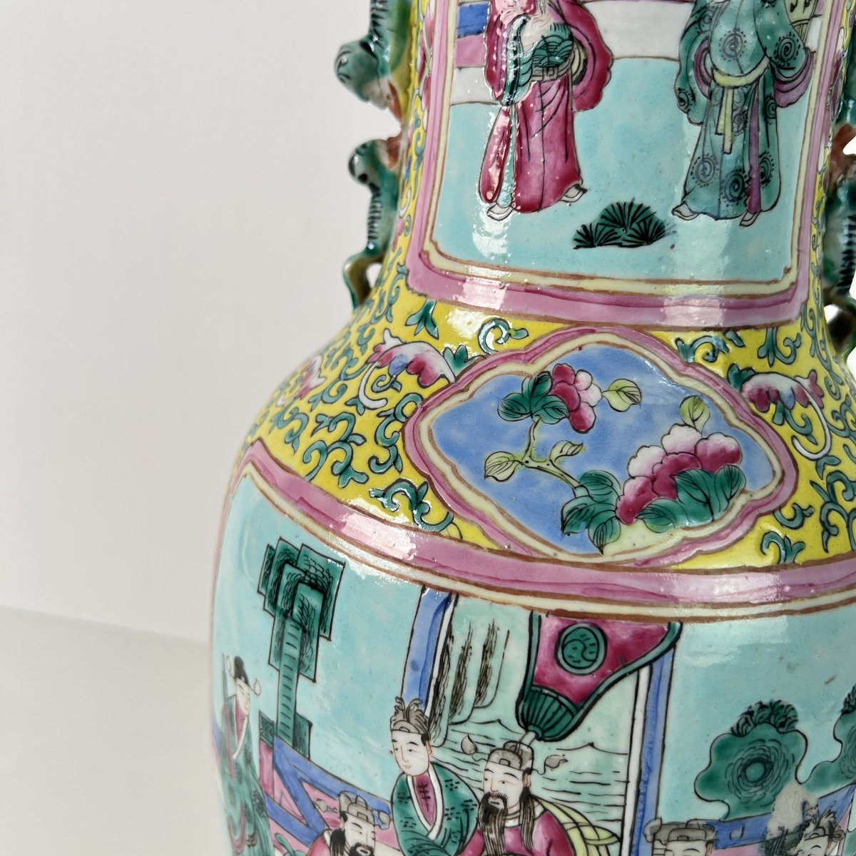 Grand vase en porcelaine de Chine de la famille rose à fond jaune impérial, Qing 19ème siècle-photo-1