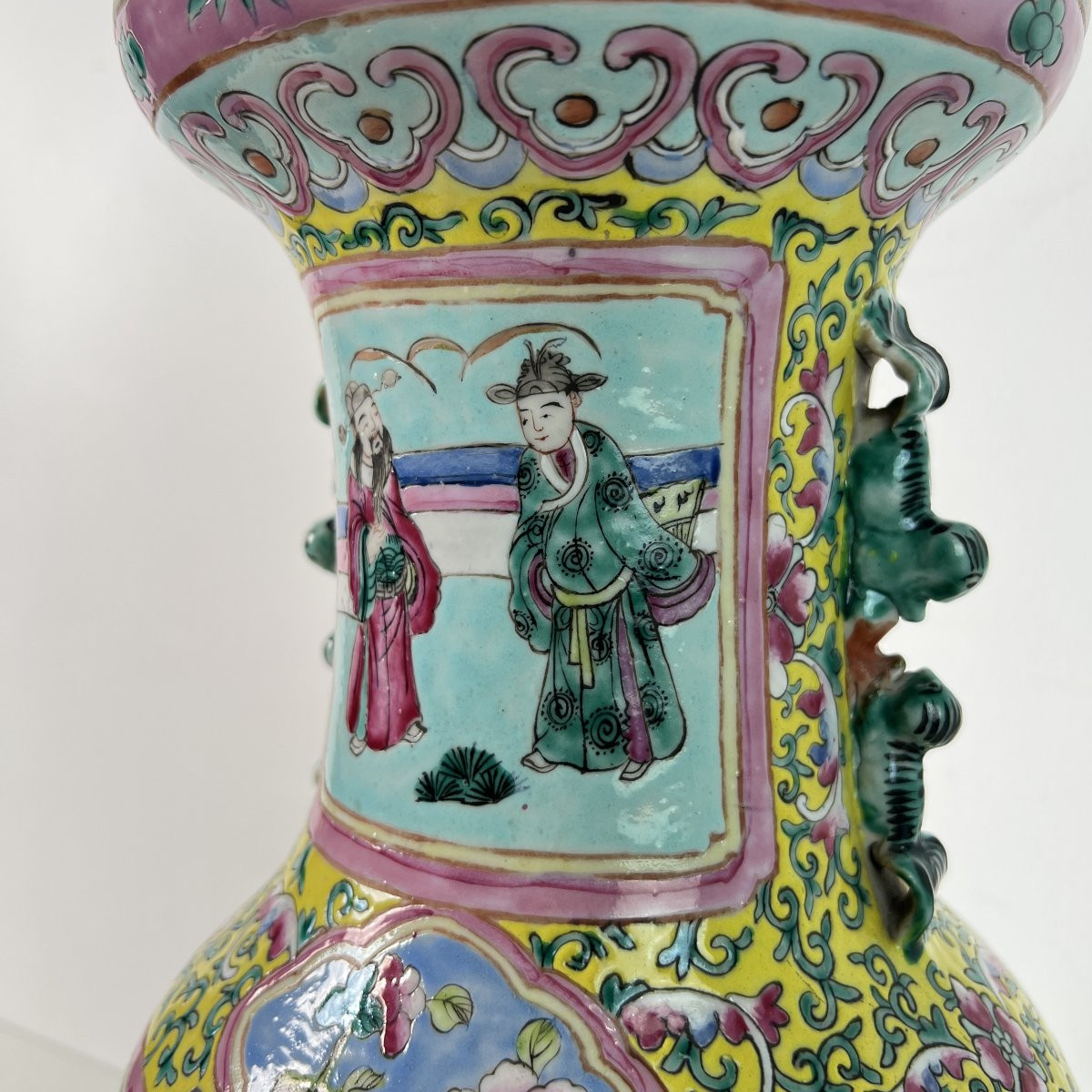 Grand vase en porcelaine de Chine de la famille rose à fond jaune impérial, Qing 19ème siècle-photo-2